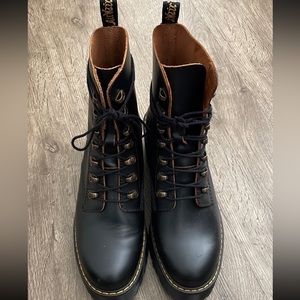 Dr. Martens Leona boot